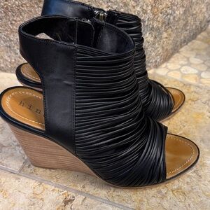 Hinge Black Women's Wedge Sandals - 37.5